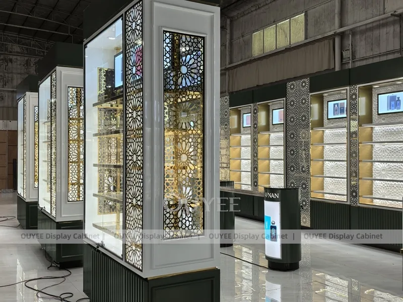 Vitrina de fragancias de vidrio iluminada de lujo con paneles laterales de marca_08