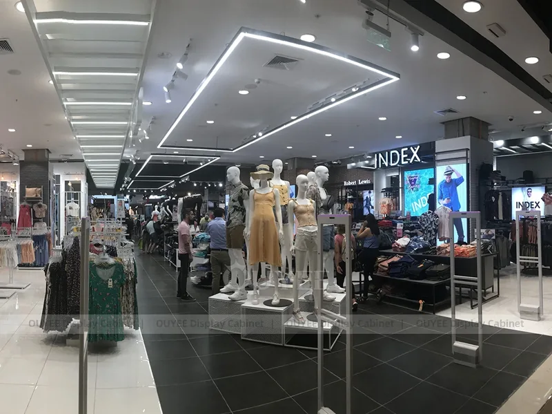 Disposición de mobiliario para tiendas de moda centrada en maniquíes_01