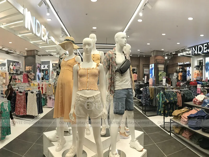 Disposición de mobiliario para tiendas de moda centrada en maniquíes_02