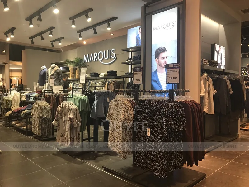 Disposición de mobiliario para tiendas de moda centrada en maniquíes_03