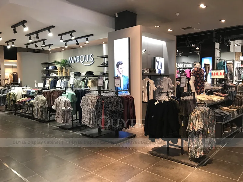 Disposición de mobiliario para tiendas de moda centrada en maniquíes_04