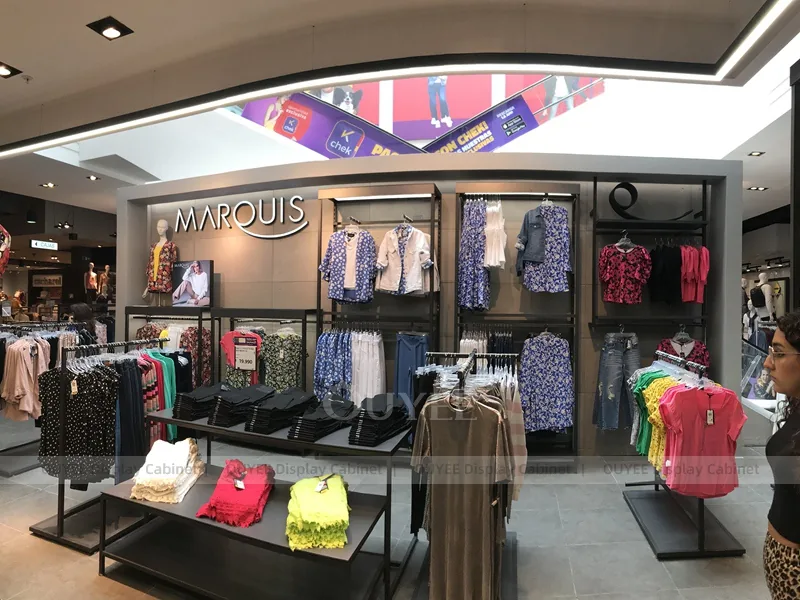 Disposición de mobiliario para tiendas de moda centrada en maniquíes_05