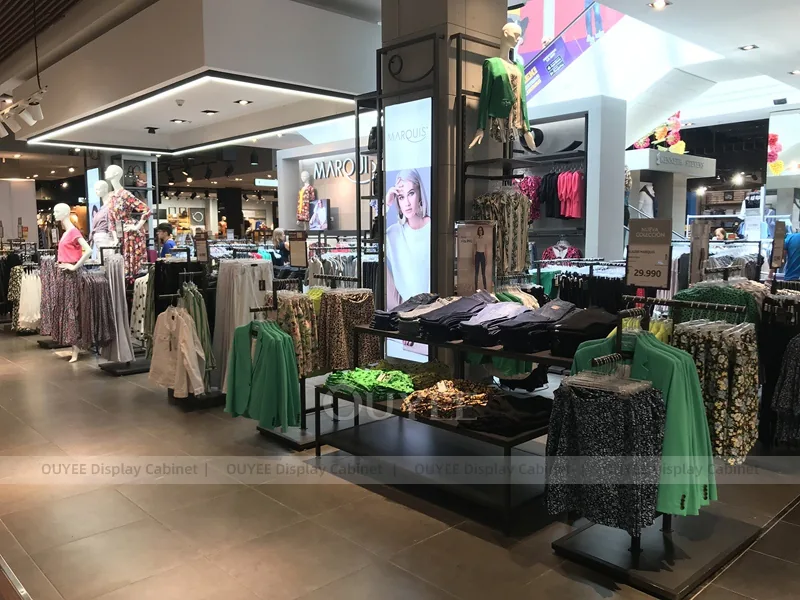 Disposición de mobiliario para tiendas de moda centrada en maniquíes_06