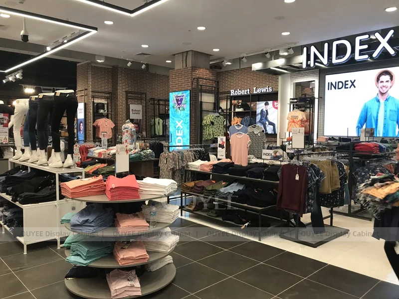 Disposición de mobiliario para tiendas de moda centrada en maniquíes_07