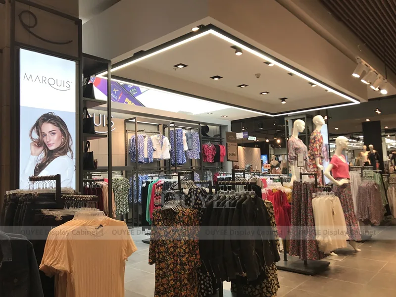 Disposición de mobiliario para tiendas de moda centrada en maniquíes_09