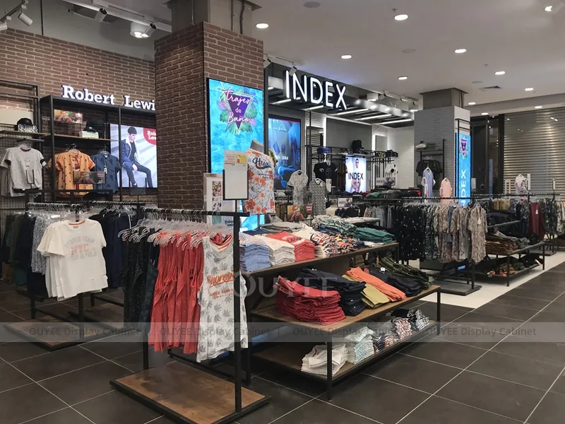 Disposición de mobiliario para tiendas de moda centrada en maniquíes_10