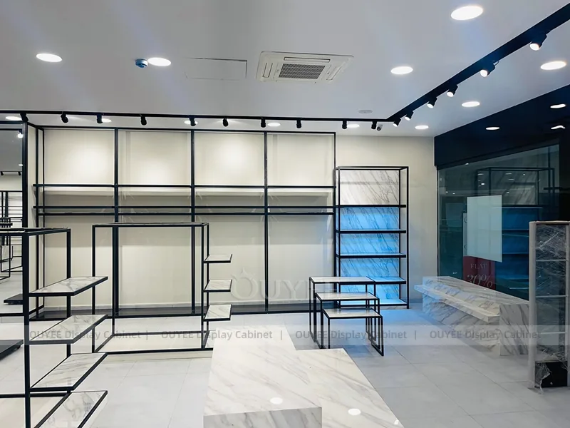 Minimal Black Apparel Showroom Rack System | Bekleidungsgeschäft-Element