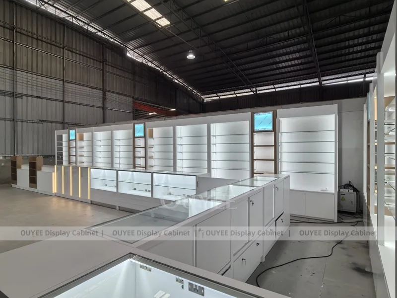 Минималистичная белая галерея парфюмерии с передним островным прилавком_01