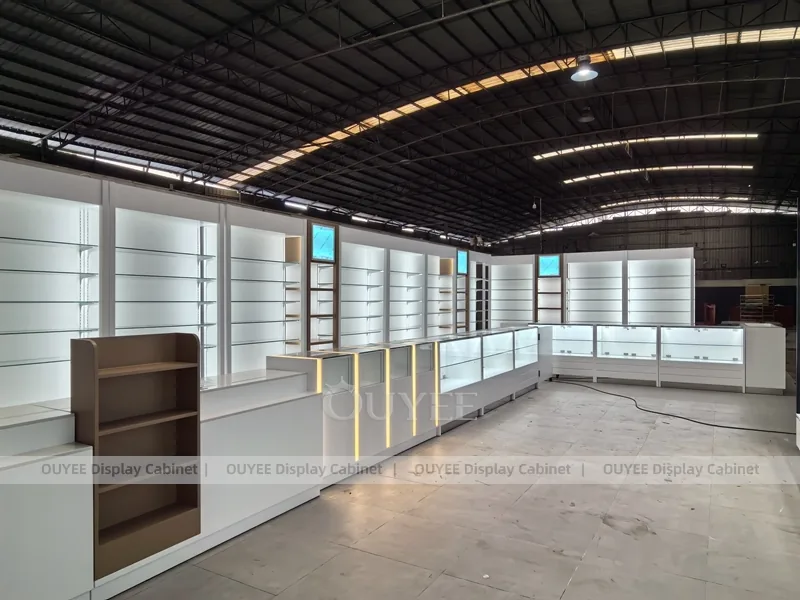 Минималистичная белая галерея парфюмерии с передним островным прилавком_02