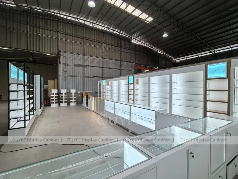 Минималистичная белая галерея парфюмерии с передним островным прилавком_03