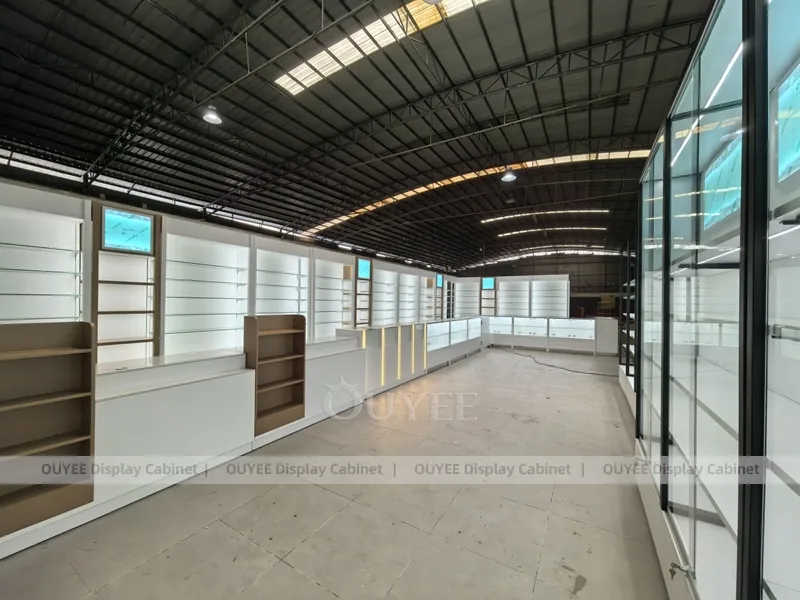 Минималистичная белая галерея парфюмерии с передним островным прилавком_04