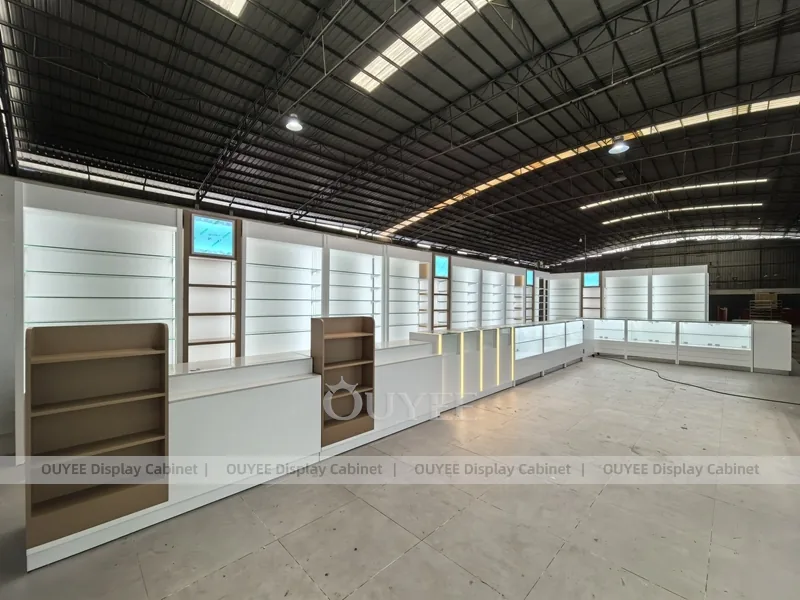 Минималистичная белая галерея парфюмерии с передним островным прилавком_05