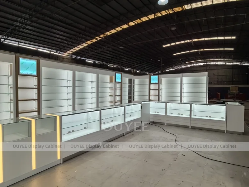 Минималистичная белая галерея парфюмерии с передним островным прилавком_06