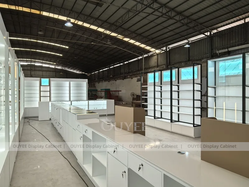 Минималистичная белая галерея парфюмерии с передним островным прилавком_07