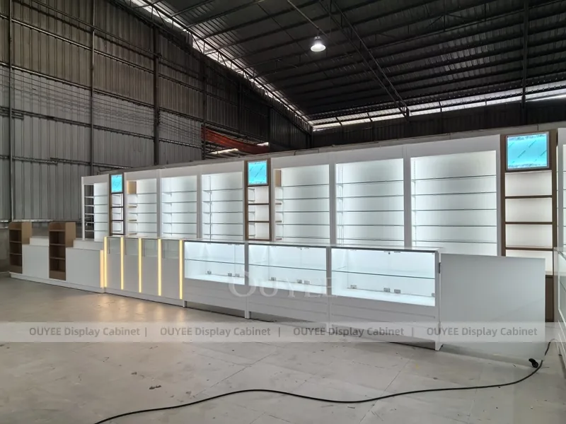 Минималистичная белая галерея парфюмерии с передним островным прилавком_08