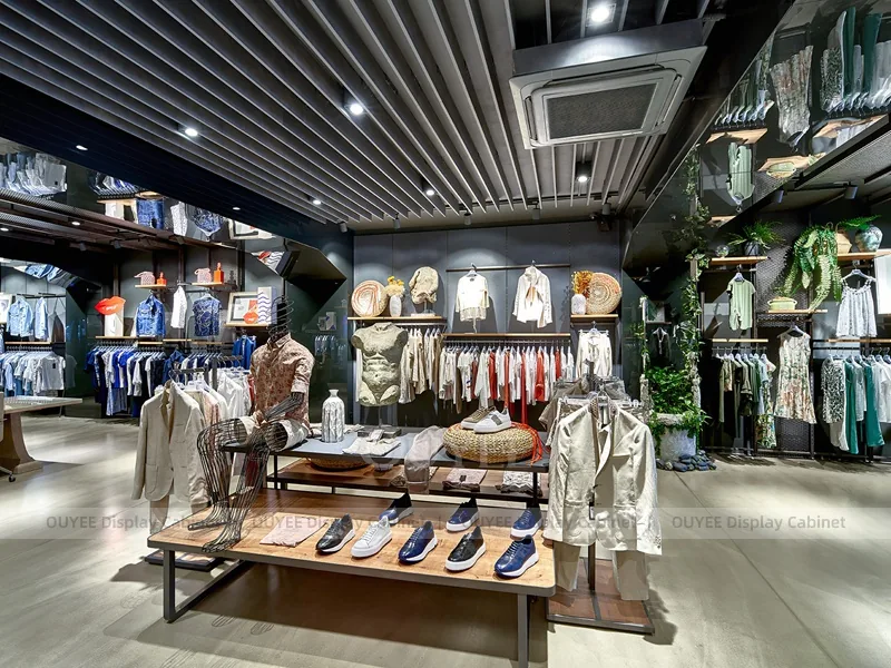 Conjunto de tienda concepto de ropa mixta y calzado_05