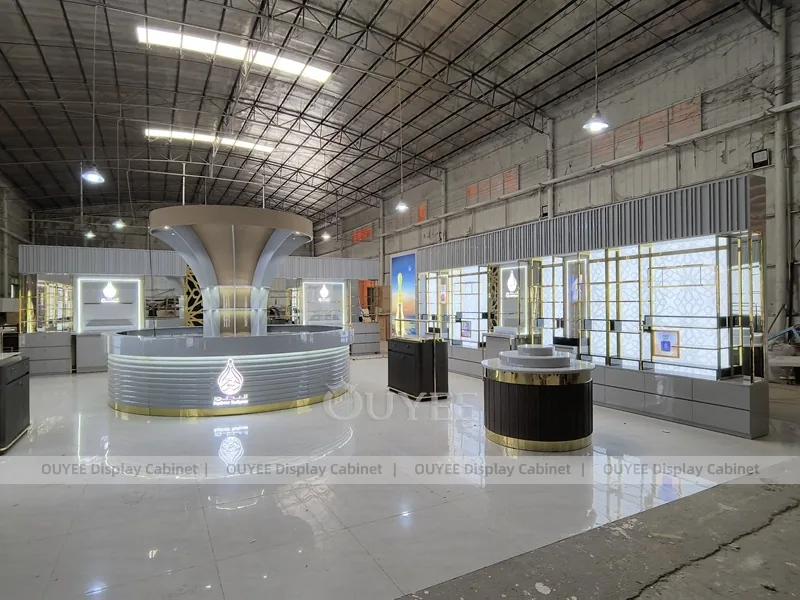 Showroom di profumi a pianta aperta con isola reception curva_01