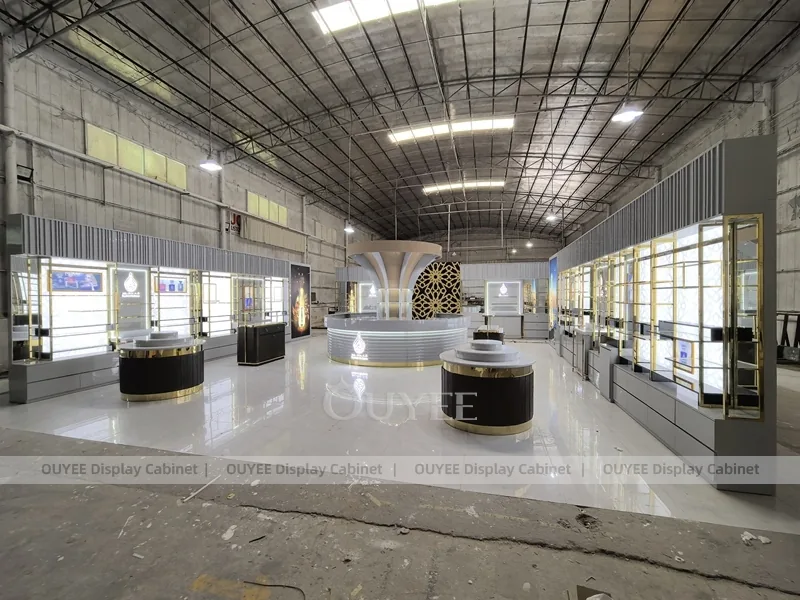 Showroom di Profumi Open Space con Isola Reception Curva_02