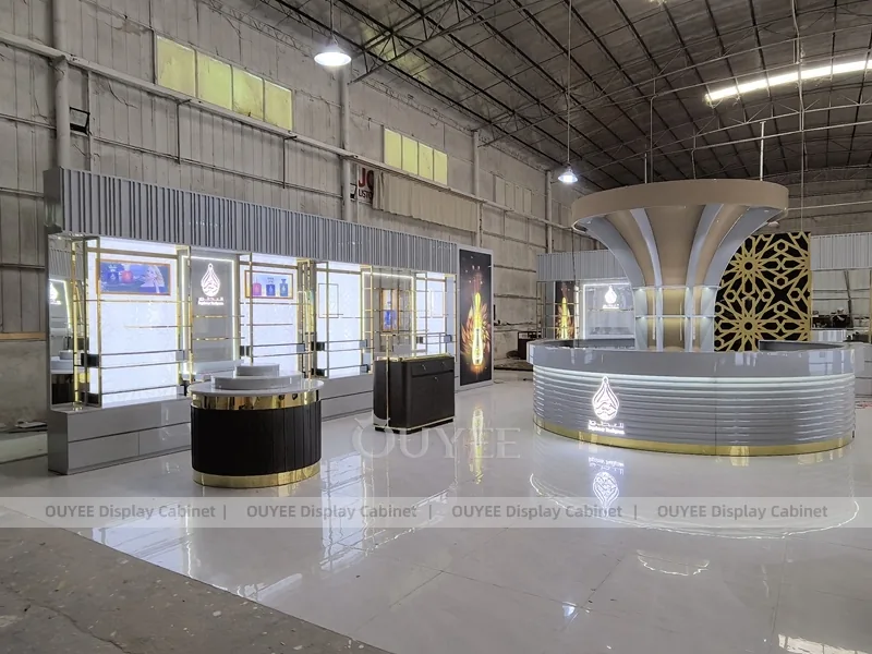 Showroom di Profumi Open Space con Isola Reception Curva_03