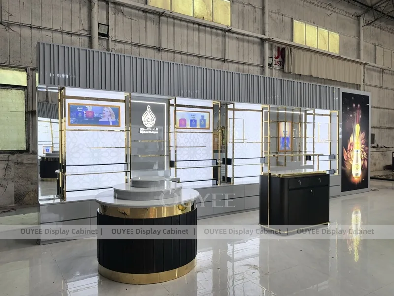 Showroom di Profumi Open Space con Isola Reception Curva_04