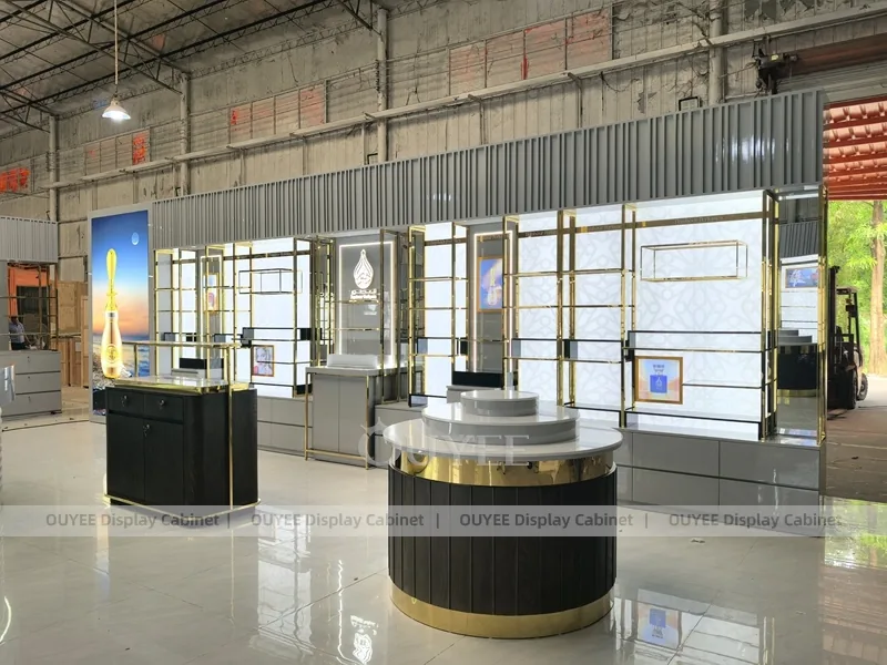 Showroom di Profumi Open Space con Isola Reception Curva_05