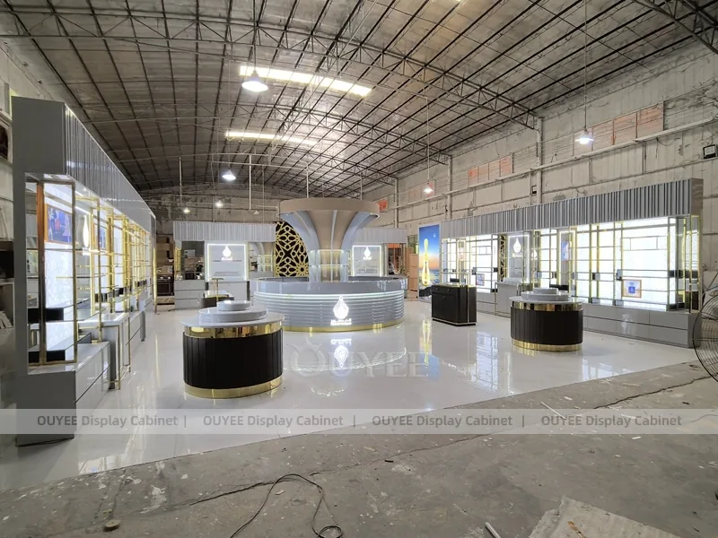 Showroom di Profumi Open Space con Isola Reception Curva_06