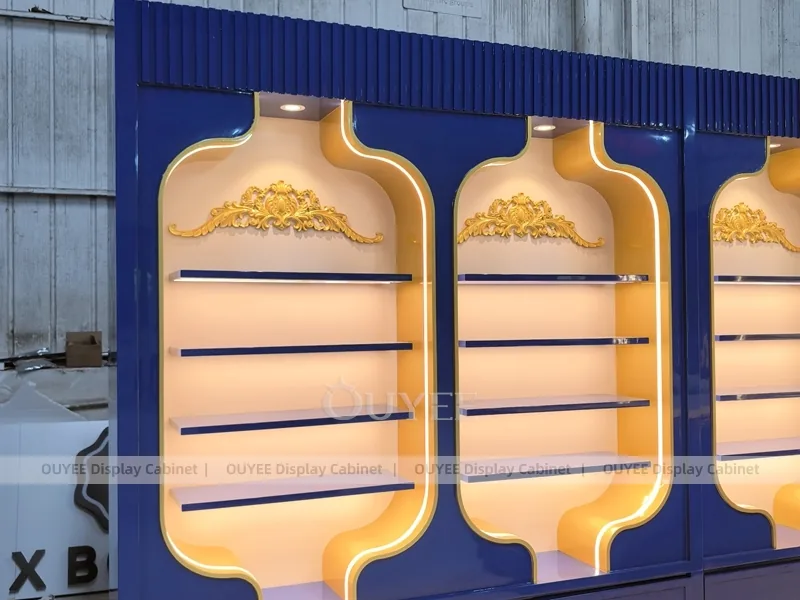 Parete di esposizione di profumi con nicchia ad arco blu reale_01