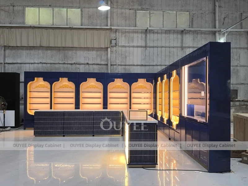 Parete espositiva per profumi con nicchia ad arco blu reale_02