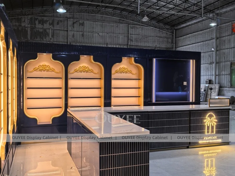 Parete espositiva per profumi con nicchia ad arco blu reale_03