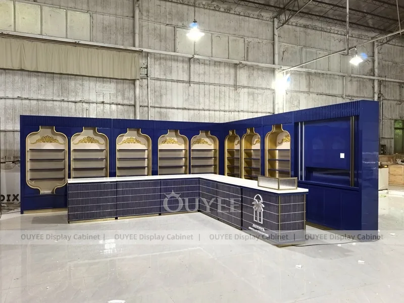 Parete espositiva per profumi con nicchia ad arco blu reale_04