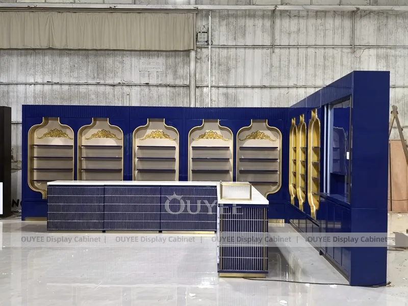 Parete espositiva per profumi con nicchia ad arco blu reale_05