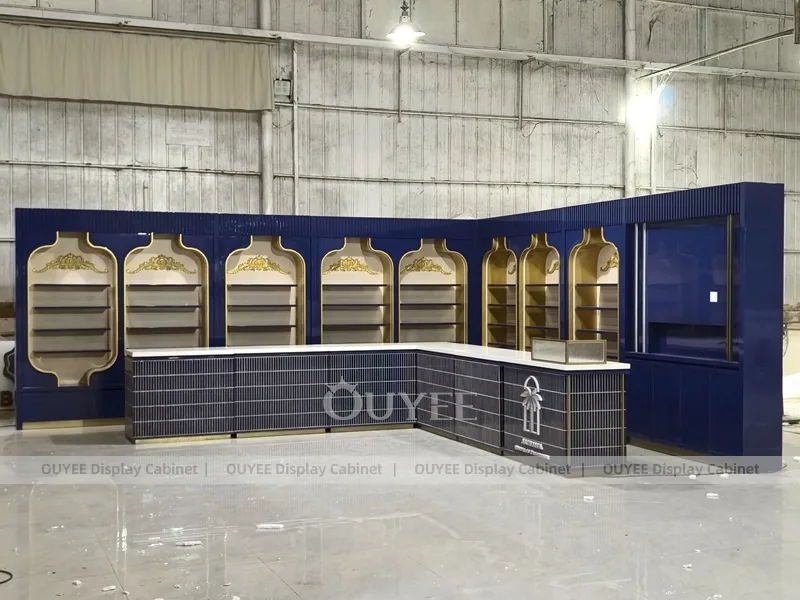 Parete espositiva per profumi con nicchia ad arco blu reale_06