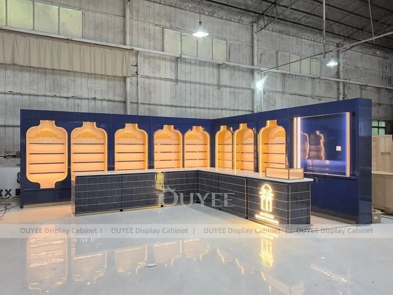 Parete espositiva per profumi con nicchia ad arco blu reale_07