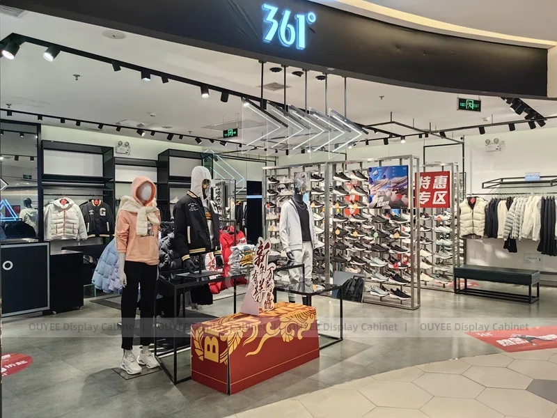 Sneaker Wall and Fashion Mannequin Display_03