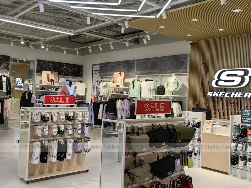 Esposizione di abbigliamento e accessori per la Zona Vendita Sportiva_01