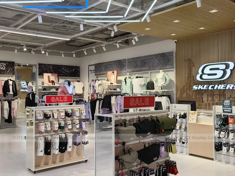 Esposizione di abbigliamento e accessori per la Zona Vendita Sportiva_02