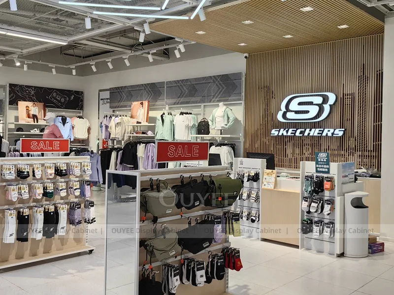 Esposizione di abbigliamento e accessori per la Zona Vendita Sportiva_03