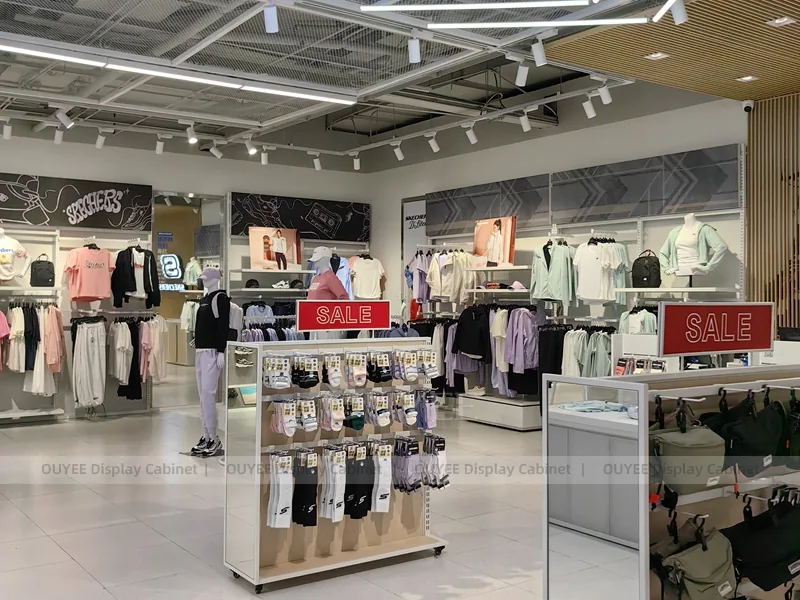 Esposizione di abbigliamento e accessori per la Zona Vendita Sportiva_04