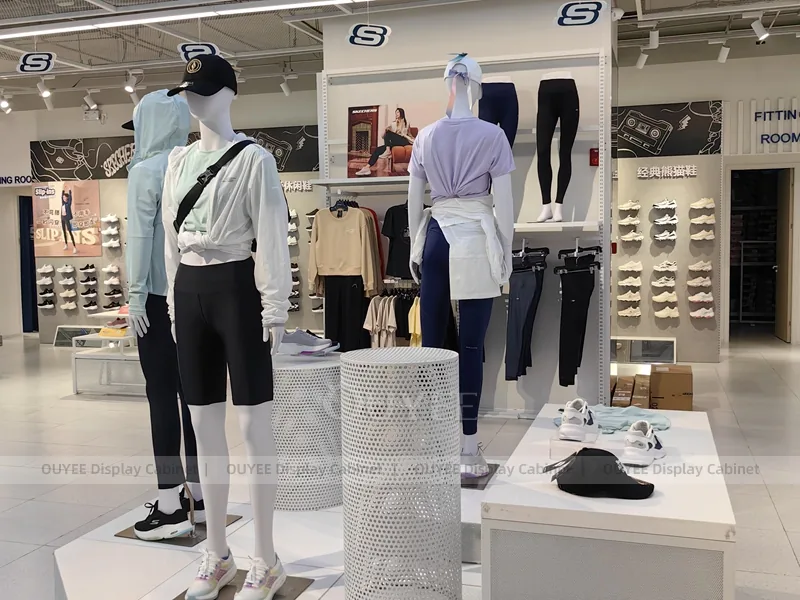 Esposizione di abbigliamento e accessori per la Zona Vendita Sportiva_05