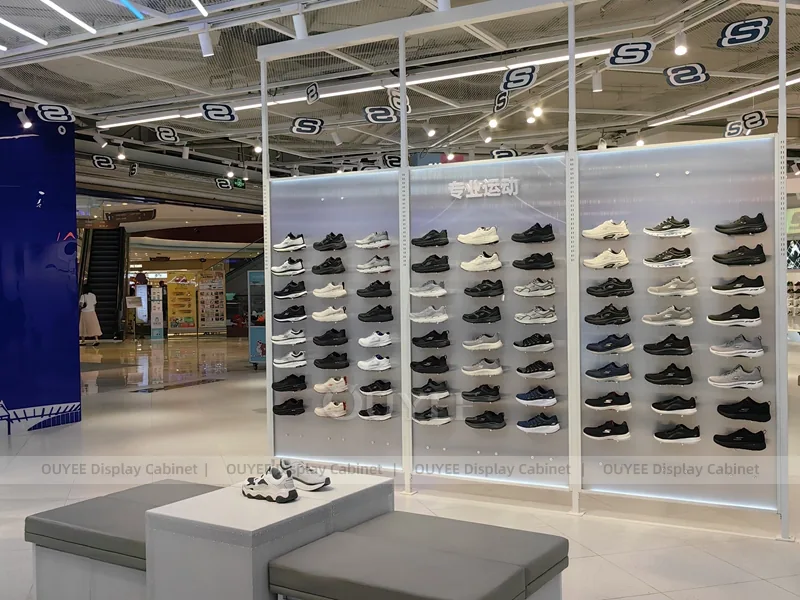 Esposizione di abbigliamento e accessori per la Zona Vendita Sportiva_06