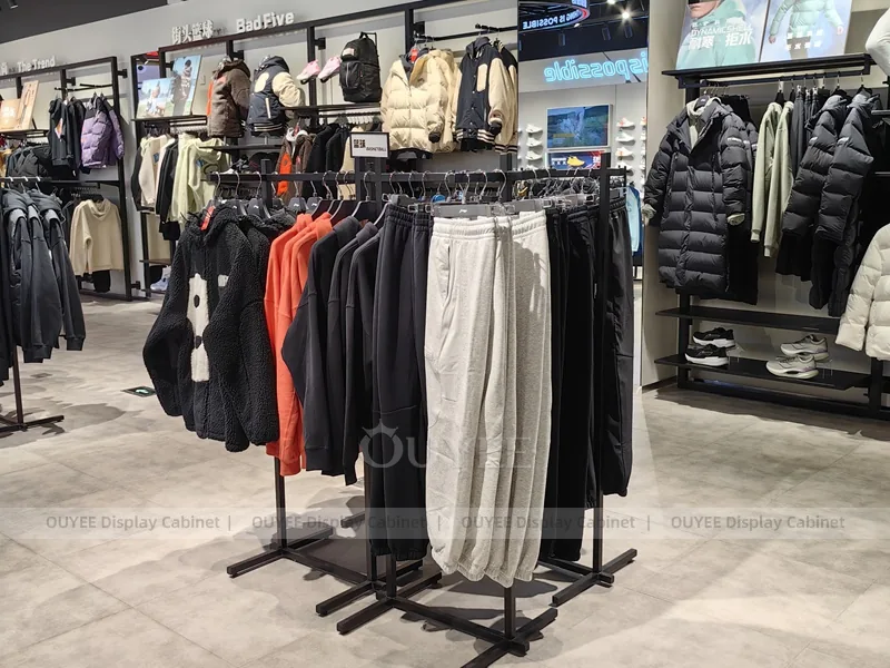 Esposizione di abbigliamento e accessori per la Zona Vendita Sportiva_07