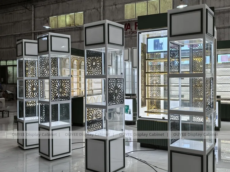 Agrupación de vitrinas cuadradas de perfume en torre_01