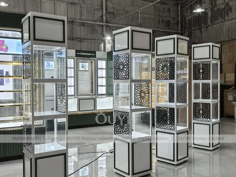 Conjunto de exhibidores de perfumes en torre cuadrada_02