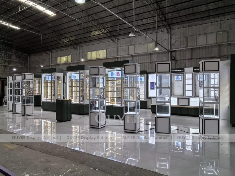 Conjunto de exhibidores de perfumes en torre cuadrada_03