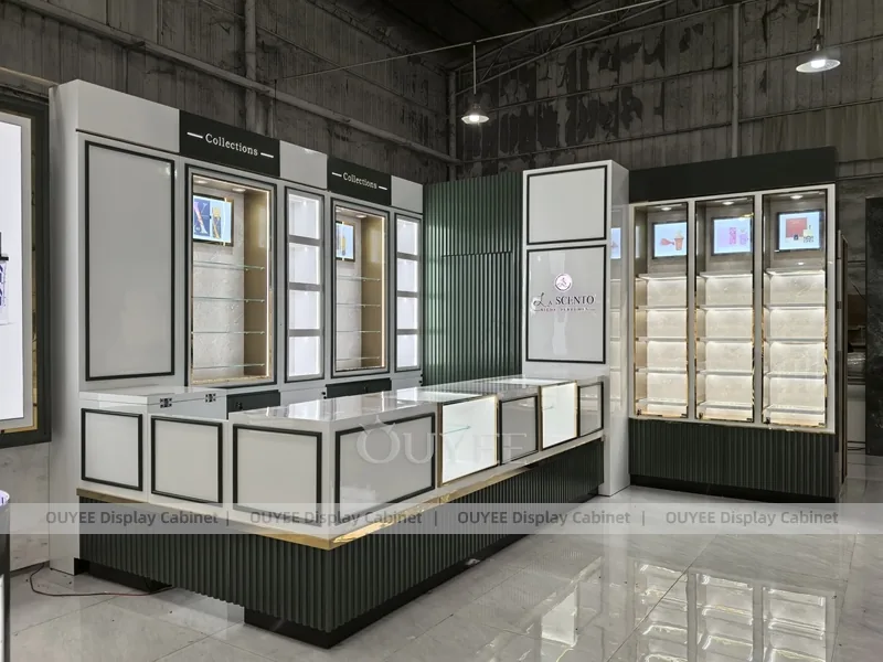 Conjunto de exhibidores de perfumes en torre cuadrada_04