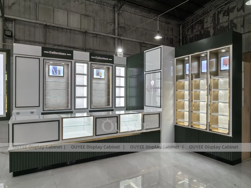 Conjunto de exhibidores de perfumes en torre cuadrada_05