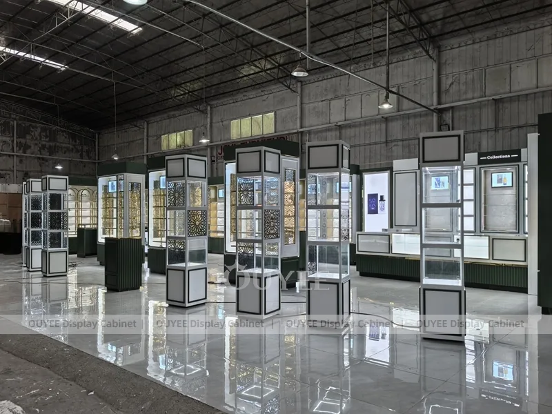 Conjunto de exhibidores de perfumes en torre cuadrada_06