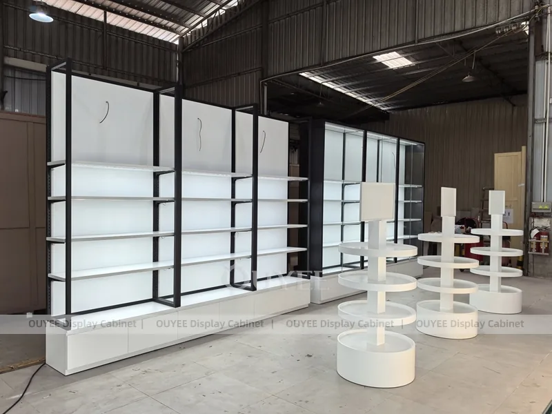 Parete di profumi autoportante bianca e set di espositori rotondi_01