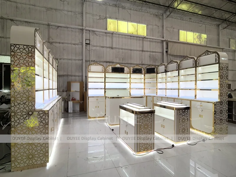 Стена для парфюмерных полок из белого золота с двойными тестерами_01