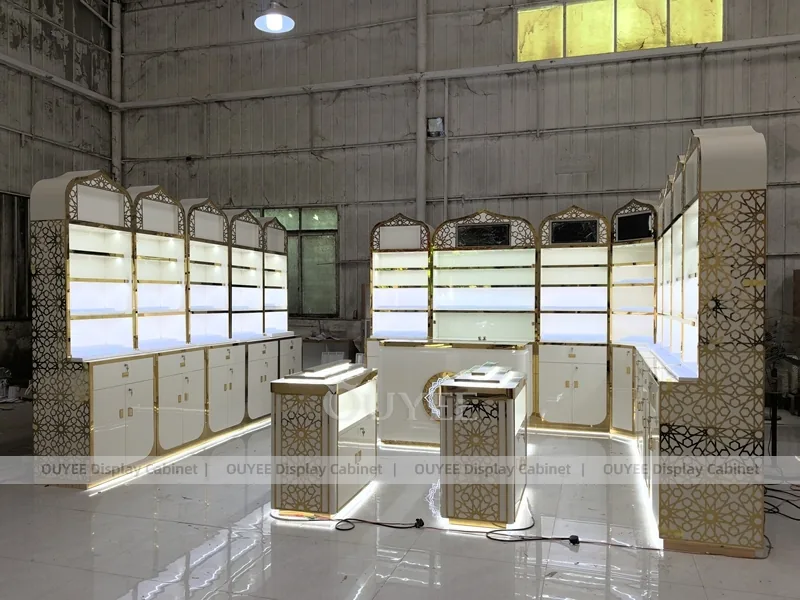 Стена для парфюмерных полок из белого золота с двойными тестерами_02